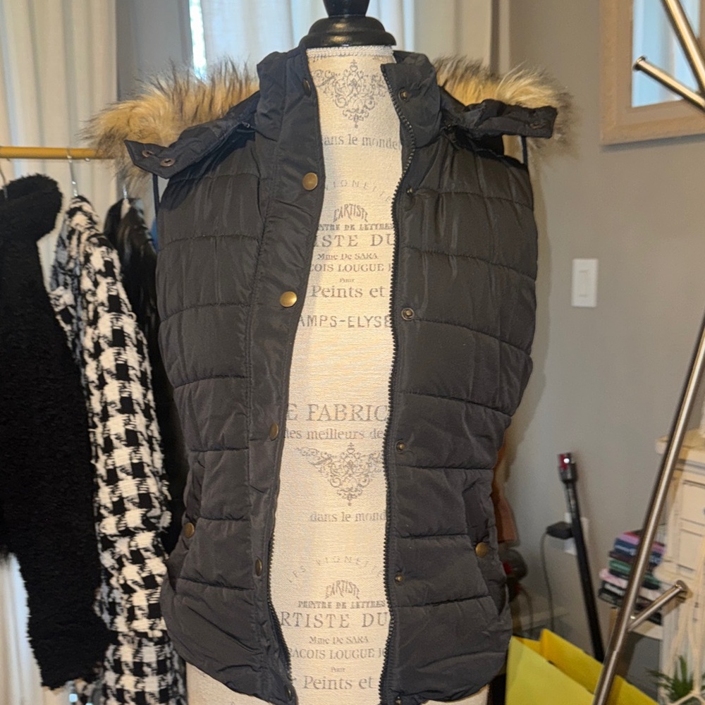 Love Tree Women’s Black Quilted Puffy Vest Removable Faux Fur Trim Hood Medium - Picture 17 of 17